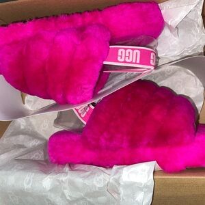 BRAND NEW- never worn! Ugg Fluff size 3